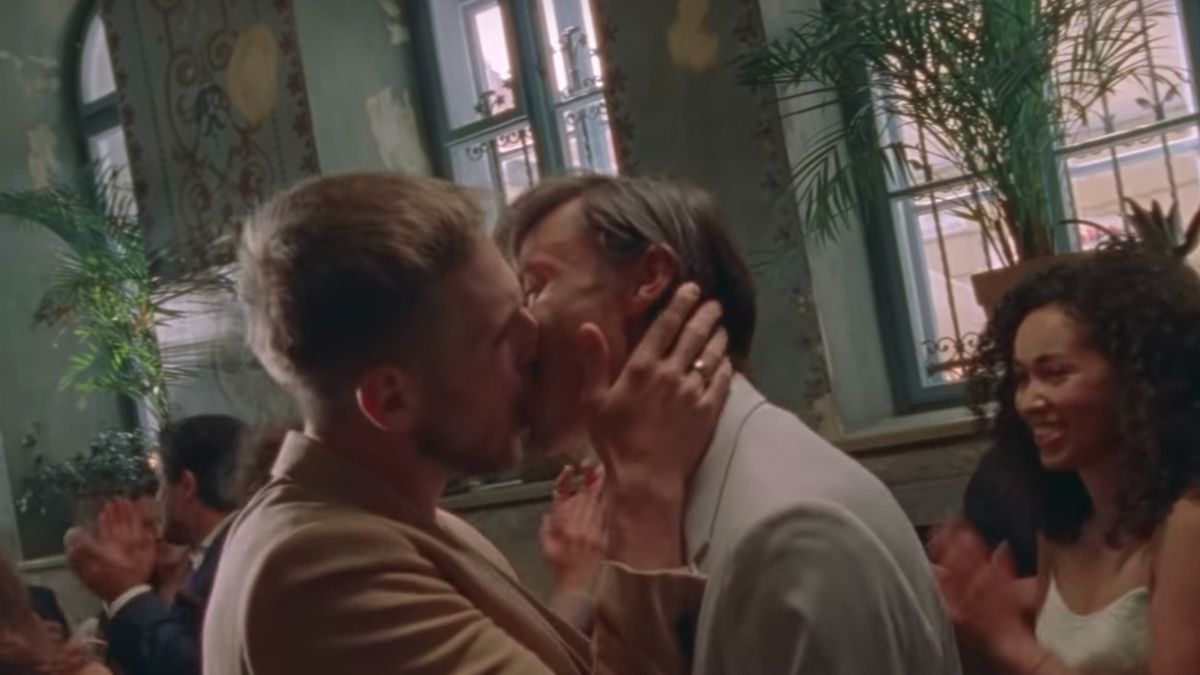 Andrzej Piaseczny opublikował nowy teledysk. W klipie "Piaska" ślub biorą mężczyźni