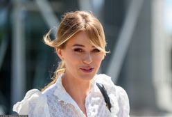 Marcelina Zawadzka w zwiewnej sukience. Wiatr płatał jej figle