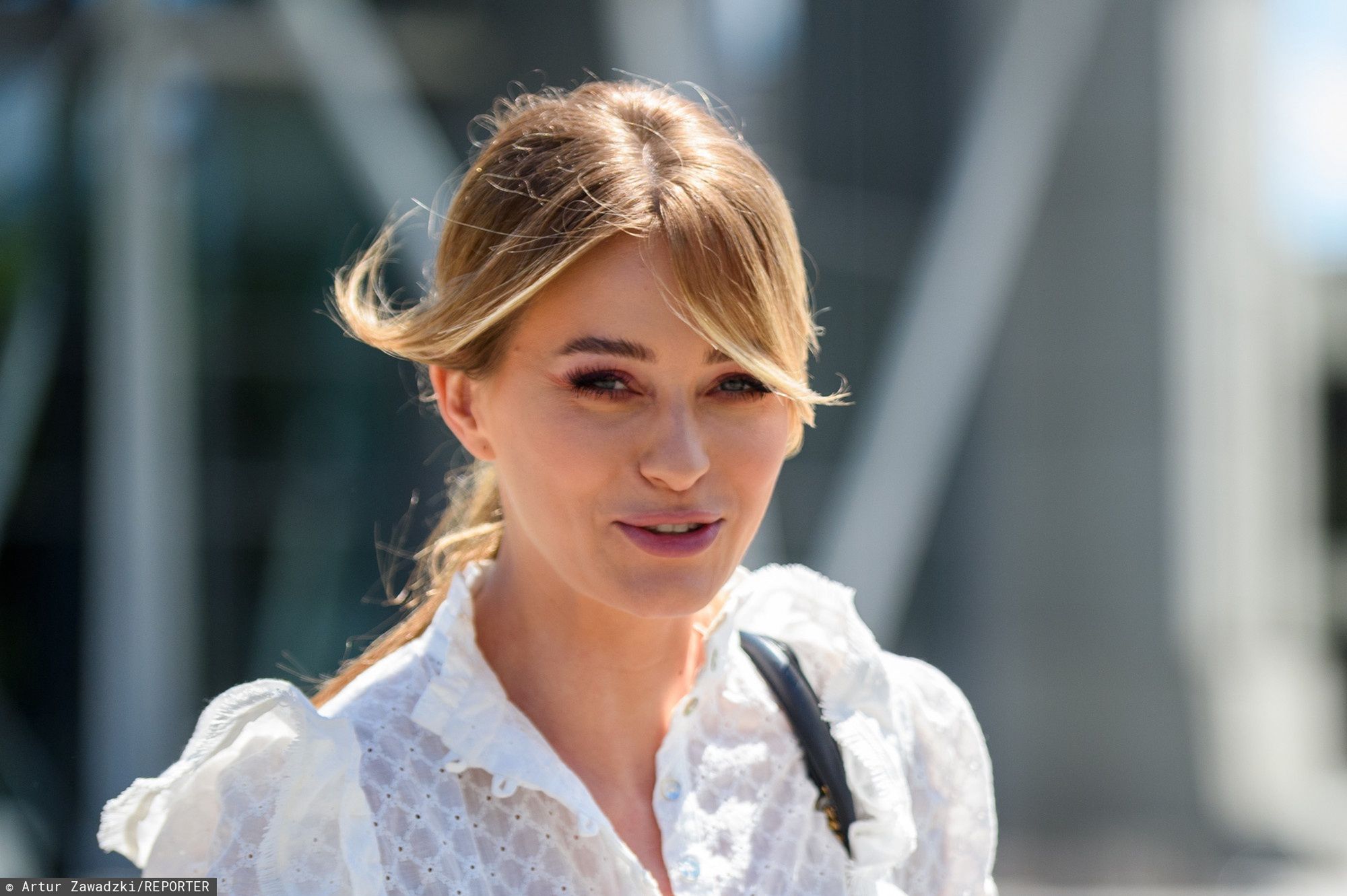 Marcelina Zawadzka w zwiewnej sukience. Wiatr płatał jej figle