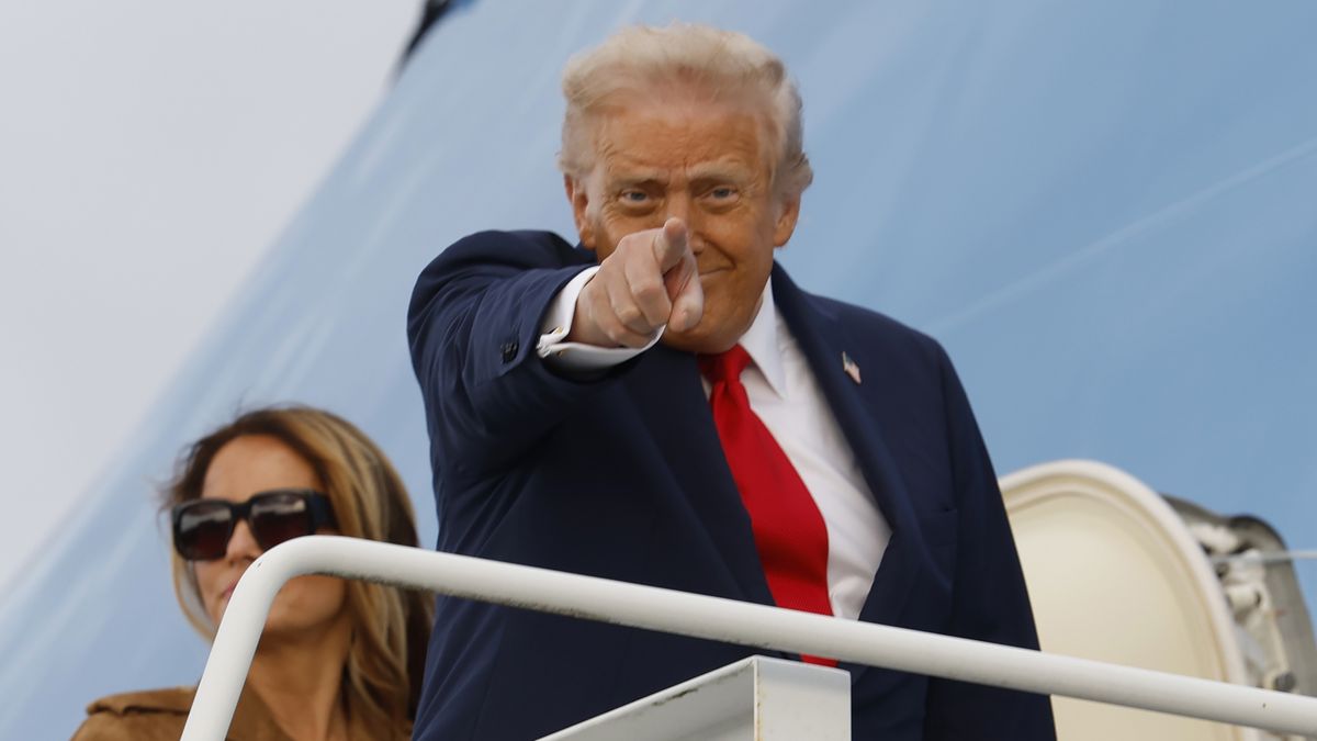 STANSTED, ESSEX - SEPTEMBER 18: US First Lady Melania Trump and U.S. President Donald Trump board Air Force One to depart at the conclusion of a state visit at London Stansted Airport on September 18, 2025 in Stansted, England. This is the final day of President Trump’s second UK state visit, with the previous one taking place in 2019 during his first presidential term.  (Photo by Anna Moneymaker/Getty Images)