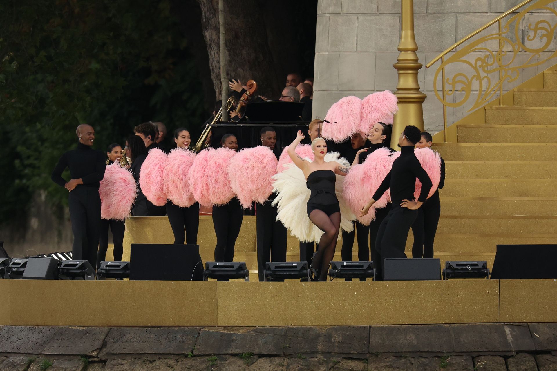 Гага на олимпиаде в париже. Показ мод в лувре. Гага на олимпиаде в париже. Леди гага на шаре. Гага на олимпиаде в париже.