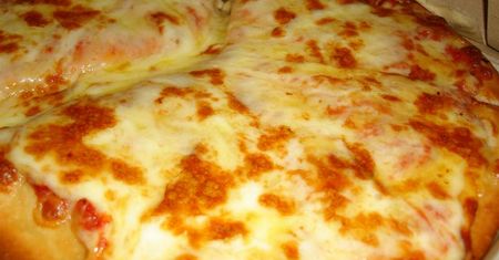 Średnia pizza z serem na grubym cieście (Pizza Hut)