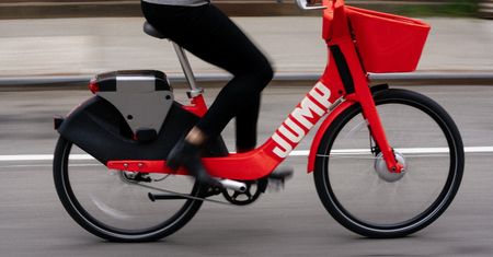 Elektryczne rowery Ubera trafią do Europy. Wypożyczalnie ruszą już latem