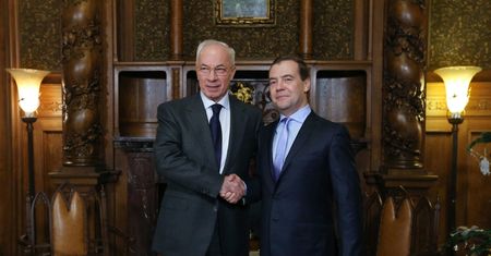 Stosunki Ukrainy z Rosją. Kreml wysyła już pieniądze do Kijowa