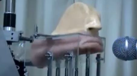 Dziwaczne mechaniczne usta potrafią wymawiać samogłoski i straszyć dzieci (wideo) 1