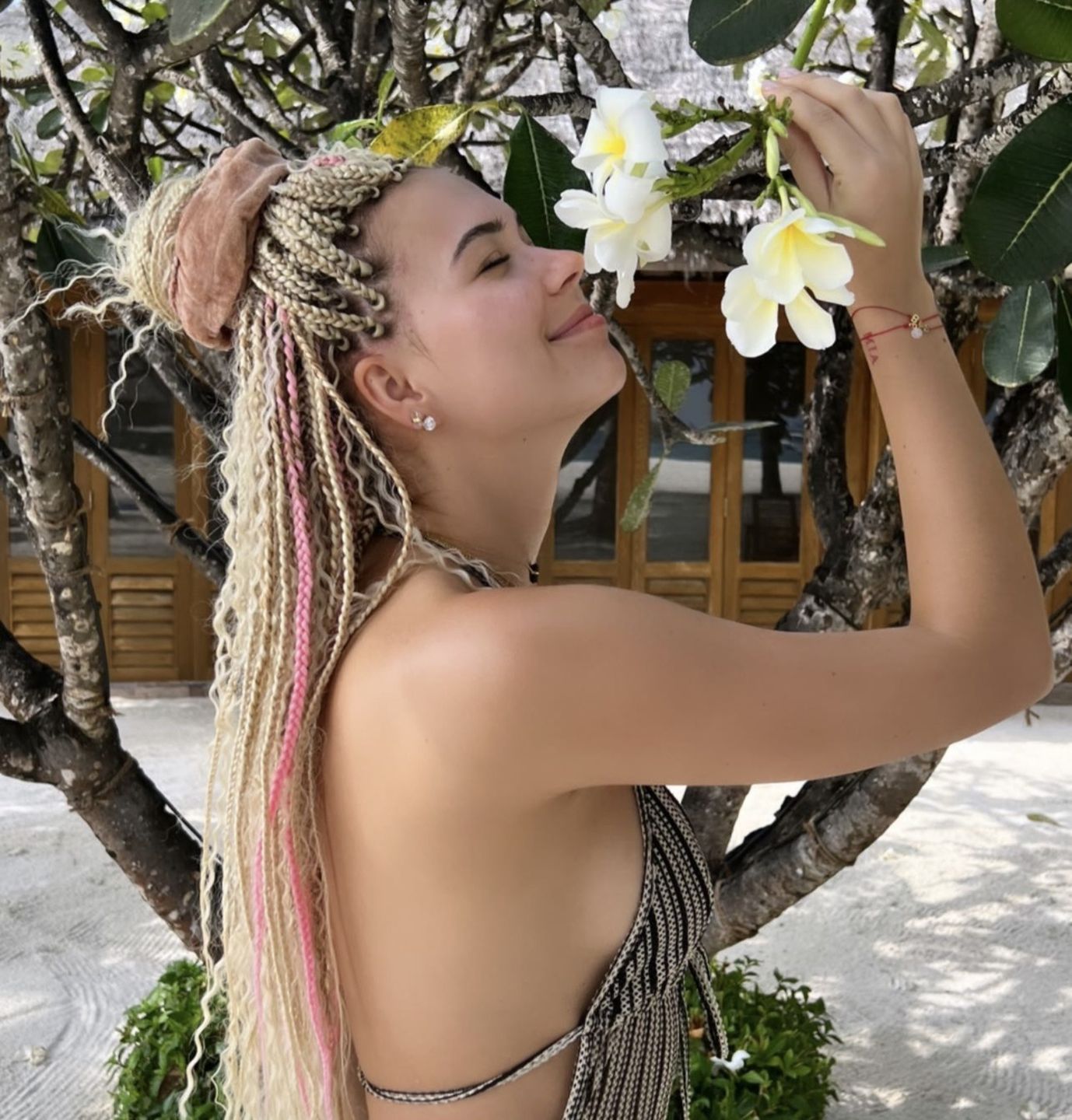 U Sandry Kubickiej afrykańskie warkoczyki to sposób na wakacyjny look Instagram/sandrakubicka