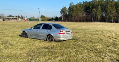 Senior zabawił się bmw na boisku. Teraz stanie przed sądem