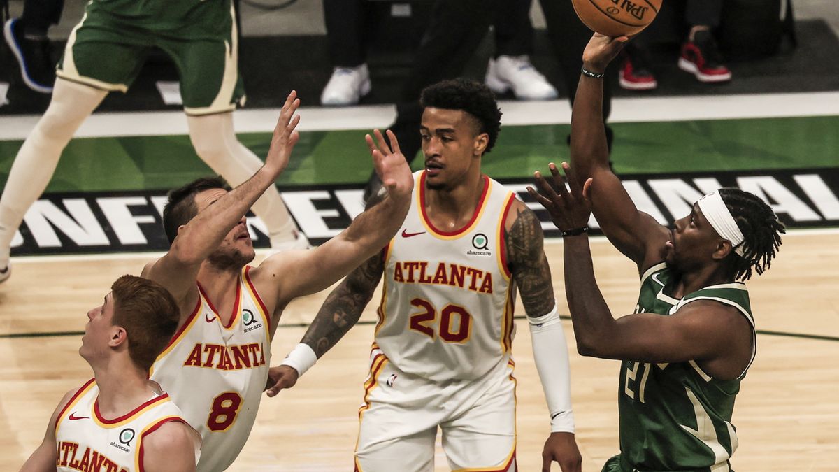 Zdjęcie okładkowe artykułu: PAP/EPA / TANNEN MAURY / Na zdjęciu: koszykarze Atlanty Hawks i Jrue Holiday z Milwaukee Bucks