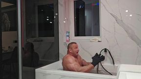 Wszedł do wanny z lodem. "Chciałem z niej wystrzelić"