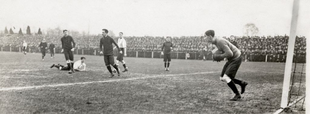 Rok 1908. Anglicy wygrywają z Belgami 8:1. Vivian Woodward leży na boisku fot. domena publiczna
