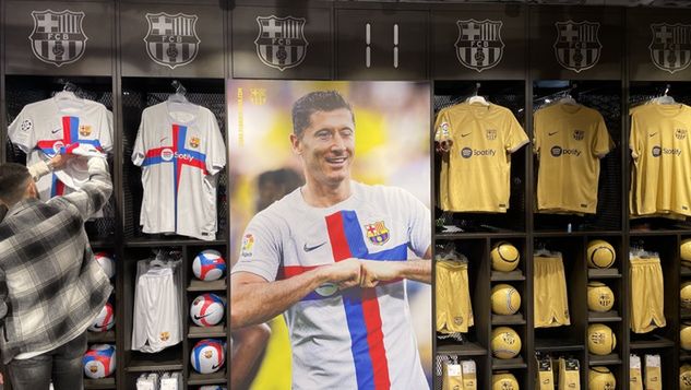 Zdjęcie Lewandowskiego promujące stroje Barcelony w klubowym sklepie obok stadionu.