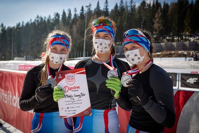 Milena Widlak (z prawej) to młodzieżowa medalistka mistrzostw Polski w biathlonie (archiwum rodzinne)