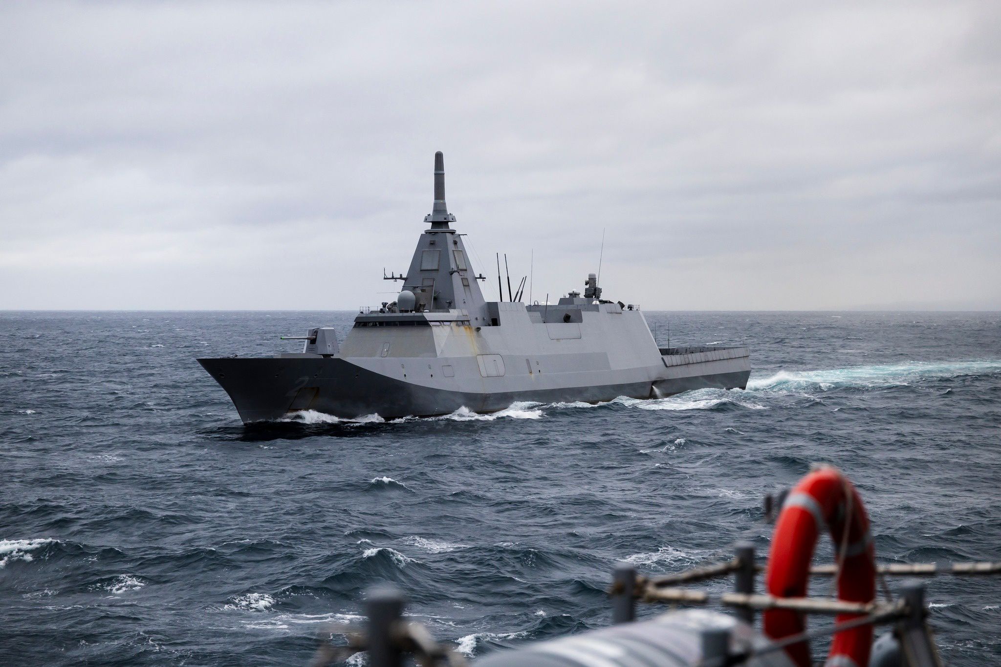 Japońska fregata JS Kumano typu Mogami.