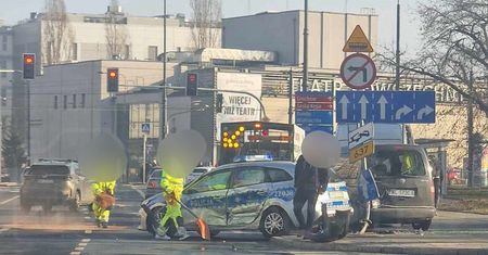 Poważne zderzenie z radiowozem. Policjantka wjechała na czerwonym świetle