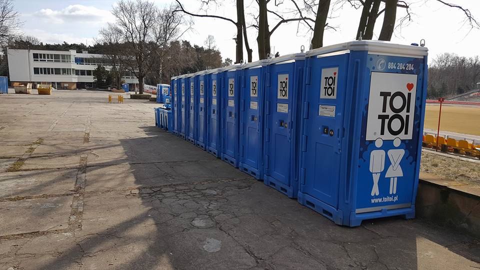 Na stadionie PSŻ Poznań są już przenośne toalety
