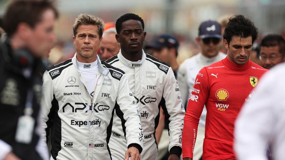 Brad Pitt (pierwszy z lewej) przy okazji kręcenia filmu o F1