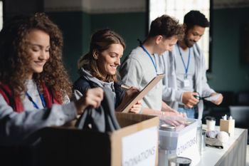 Szlachetna Paczka 2025. Wolontariusze akcji poszukiwani w powiecie poddębickim. Czemu warto pomagać? Jak dokonać zgłoszenia?