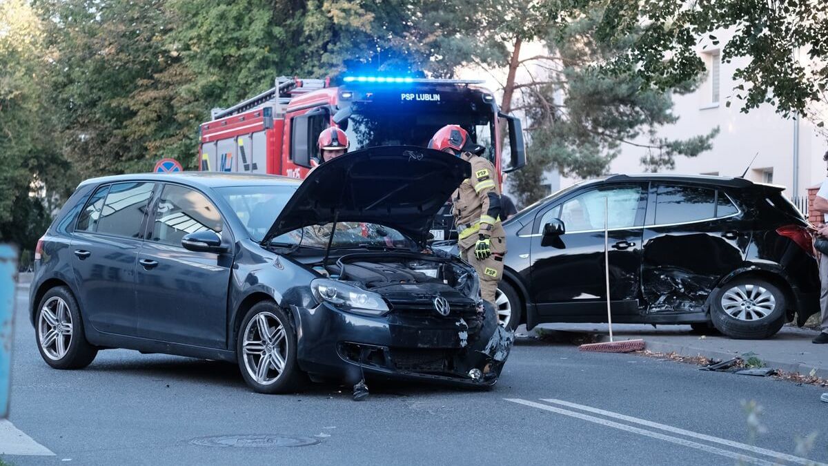 Zderzenie opla z volkswagenem na ul. Szczerbowskiego