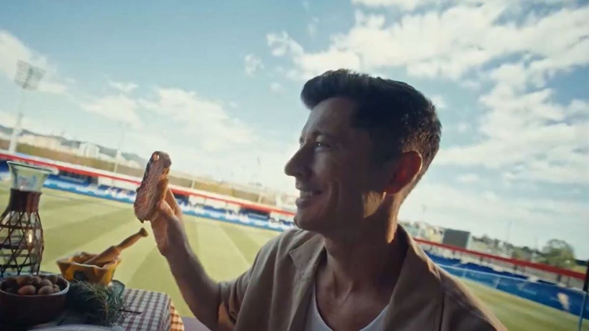 Twitter / FC Barcelona / Robert Lewandowski w reklamie promującej nową koszulkę FC Barcelony