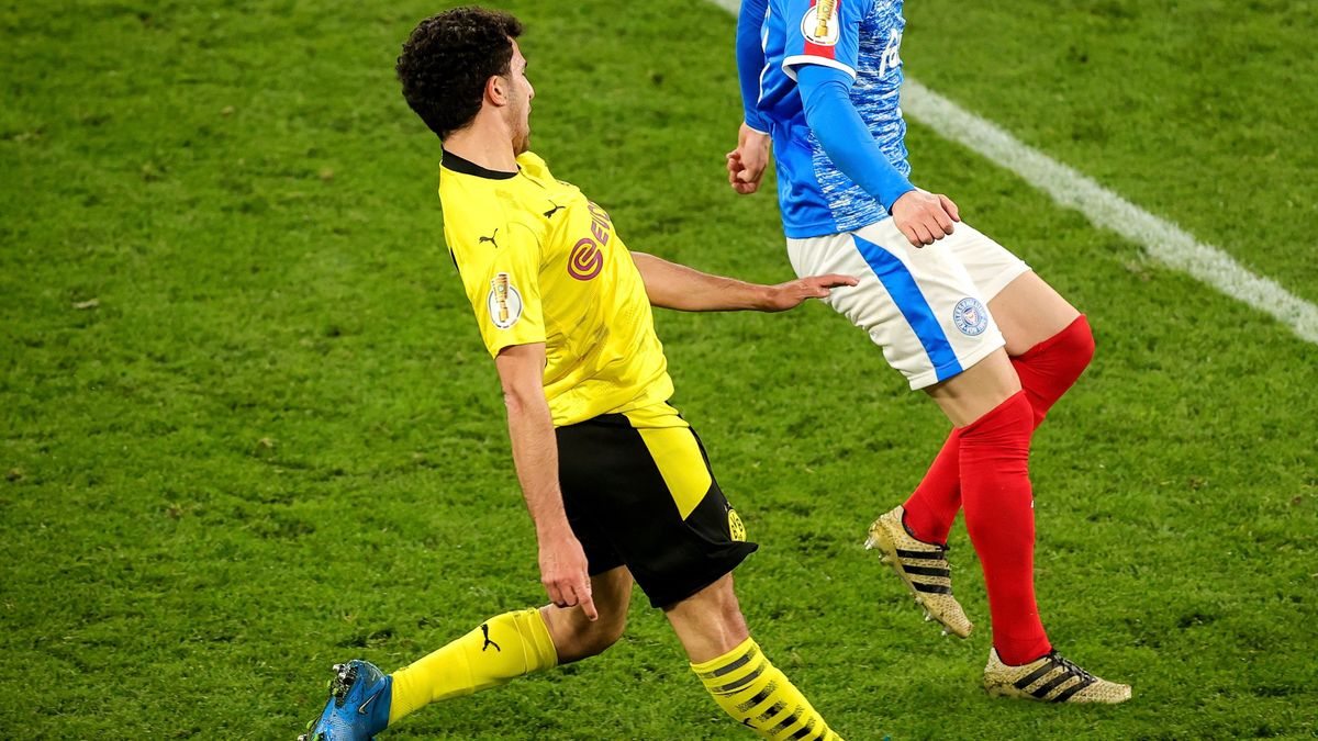 kontuzja Mateu Moreya (Borussia Dortmund) w meczu z Holstein Kiel