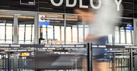 "Obsada w pełni wystarczająca". Lotnisko w Radomiu broni się przed zarzutami