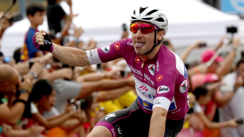 Zdjęcie okładkowe artykułu: PAP/EPA / ATEF SAFADI / Na zdjęciu: Elia Viviani wygrywa 3. etap Giro d'Italia w Ejlacie