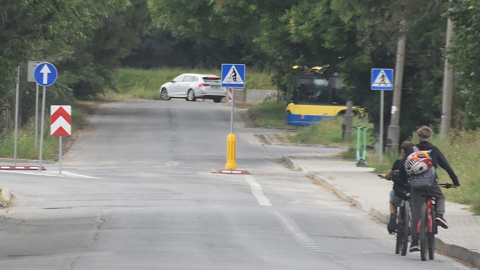 Tymczasowy wjazd z al. Tarnowskich na południową obwodnicę Tarnowa blokują ustawione zapory, pod które wciąż podjeżdża i zawraca wielu kierowców