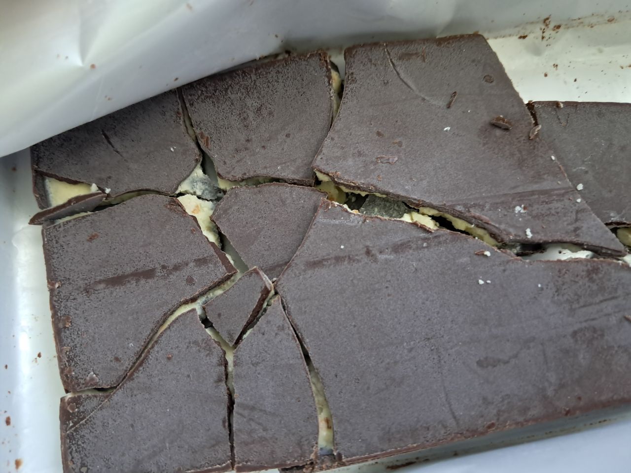 Widzisz biały nalot na czekoladzie? Przeczytaj, zanim ją zjesz