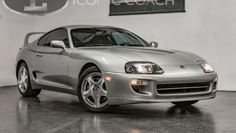 Toyota Supra MkIV nietknięta tuningiem z manualną skrzynią biegów i kierownicą po lewej stronie to prawdziwy biały kruk na rynku