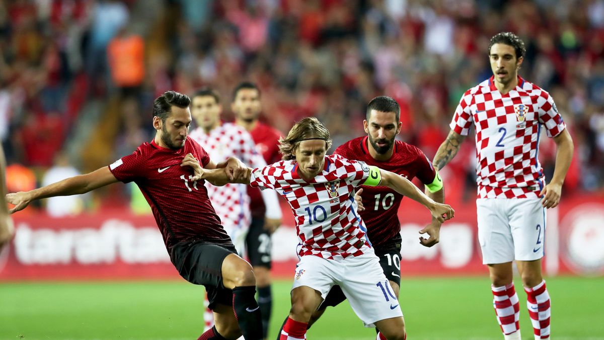 Luka Modric (w środku) w walce z Hakanem Calhanoglu (z lewej) i Ardą Turanem (z prawej)