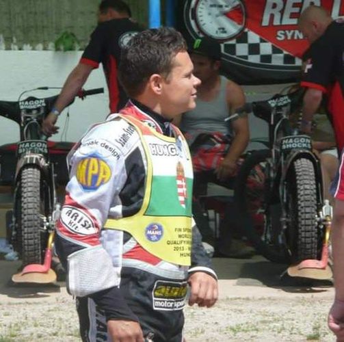 Kiedy spotykasz się z Magosim, obowiązkowo musicie coś zjeść. Gość zna najlepsze restauracje w każdym zakątku Europy! Czasem zdradza to wiecznie przyciasny kevlar...