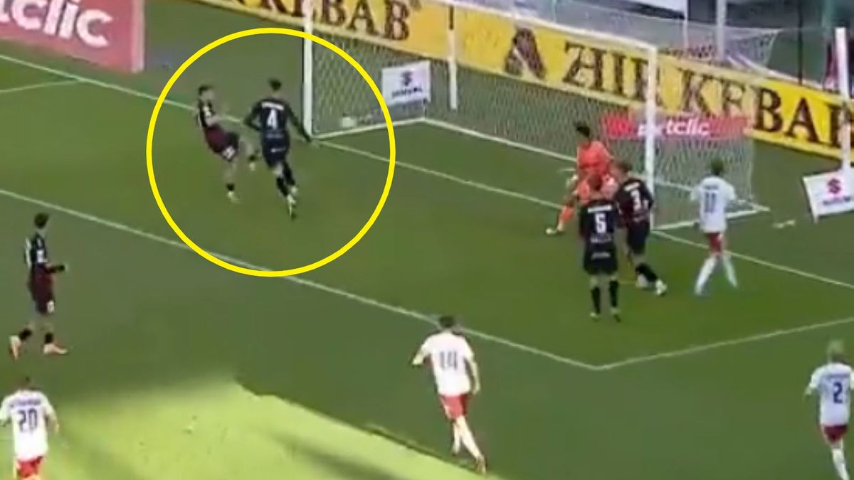 Twitter / x.com/sport_tvppl / Na zdjęciu: Julian Keiblinger (GKS Tychy) strzela gola samobójczego w meczu ligowym z ŁKS-em