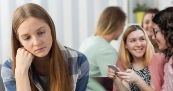 Często czujesz się „nie na miejscu”? To może być znak inteligencji