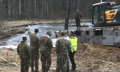 Przełom na Litwie. "Udało się wyciągnąć zatopiony w bagnie pojazd"