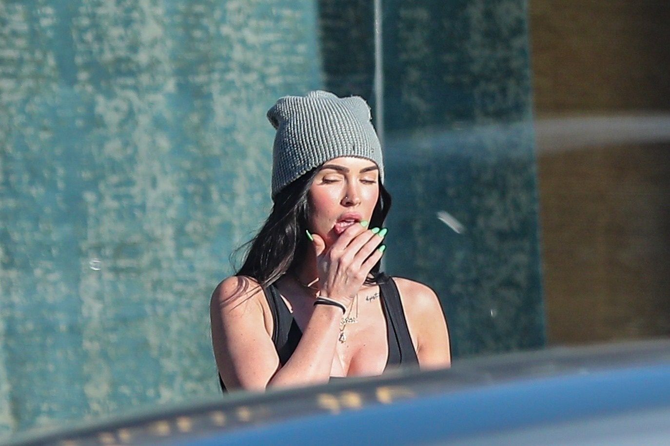 Megan Fox dotyka się za spuchnięte usta