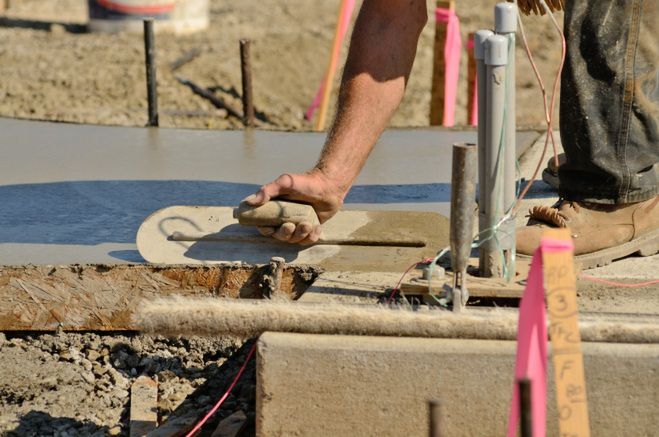 Trwałe fundamenty domu: pustaki, cegły czy bloczki fundamentowe?