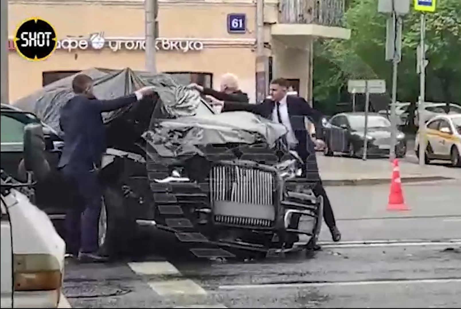 Wypadek w centrum Moskwy. Samochód należy do Cyryla