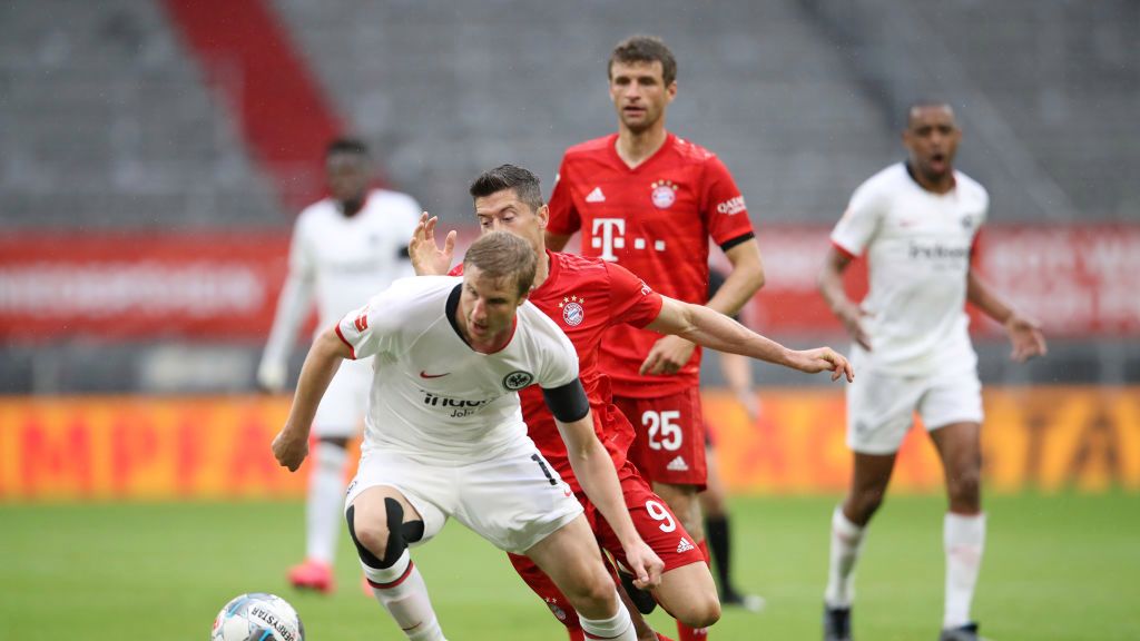 Zdjęcie okładkowe artykułu: Getty Images / A. Hassenstein / Na zdjęciu: Robert Lewandowski walczy o piłkę z Martinem Hintereggerem