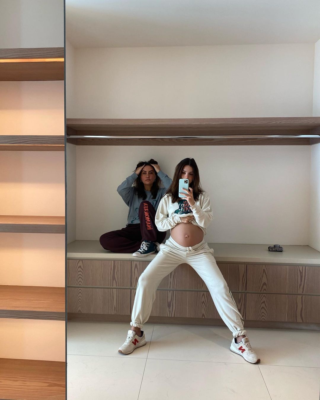 Emily Ratajkowski w dresach marki Inamorata