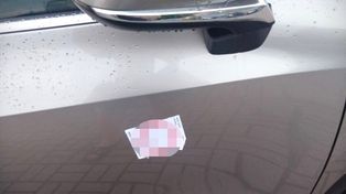Nakleił "karne" naklejki na źle zaparkowane auto. Straty oszacowano na 5,5 tys. zł