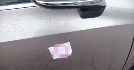 Nakleił "karne" naklejki na źle zaparkowane auto. Straty oszacowano na 5,5 tys. zł