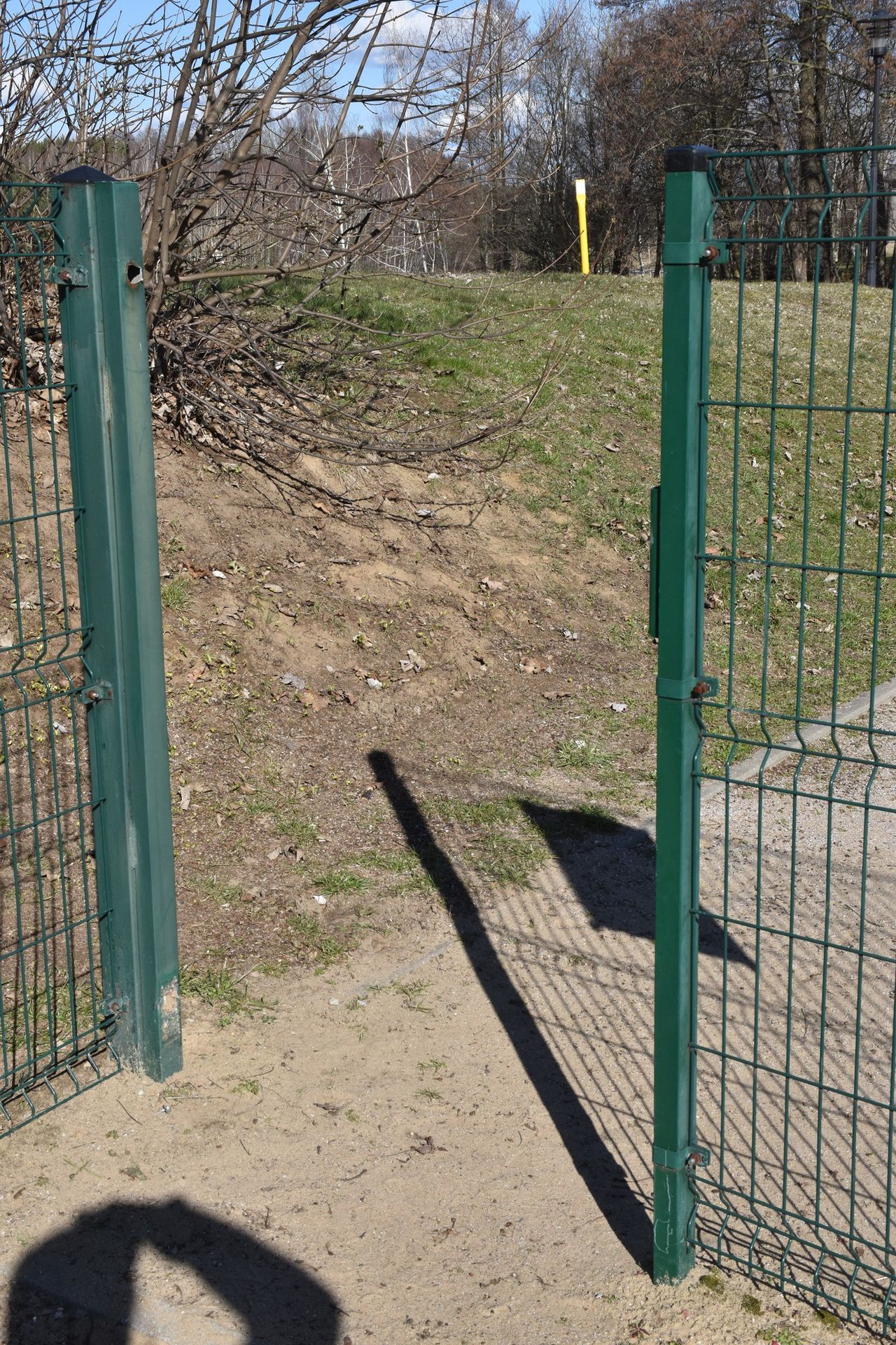 Zdewastowany plac zabaw