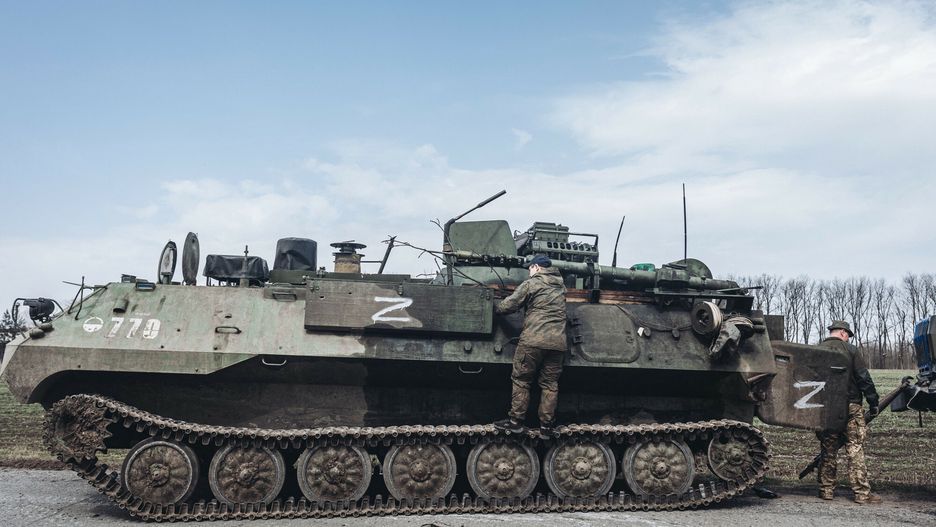 Wojna w Ukrainie - sytuacja w CharkowieKHARKIV, UKRAINE - APRIL 1: A Russian tank captured is seen in Malaya Rohan village of Kharkiv, Ukraine on April 2022. Diego Herrera Carcedo / Anadolu Agency/ABACAPRESS.COMAA/ABACA