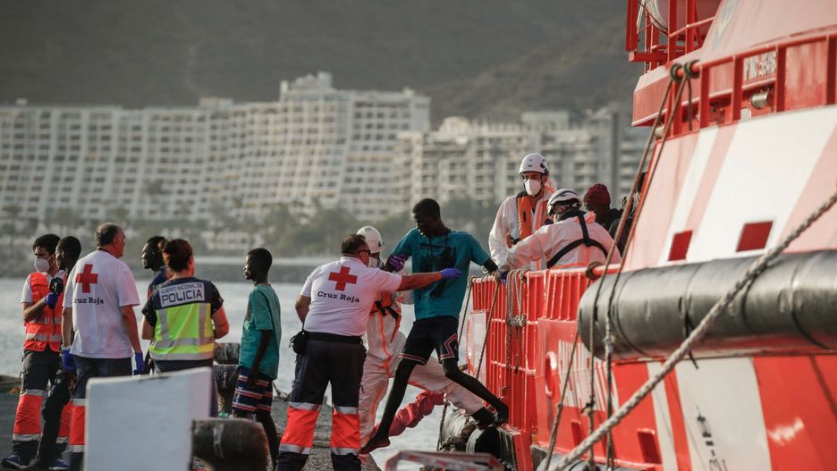 Migranci schodzą na ląd ze statku hiszpańskiego ratownictwa morskiego w porcie Arguineguin na Wyspie Kanaryjskiej Gran Canaria, 10 lipca 2023 r.
