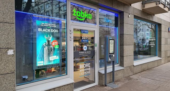 Czarny hot dog w Żabce na Black Friday. W jednym sklepie przygotuje go robot