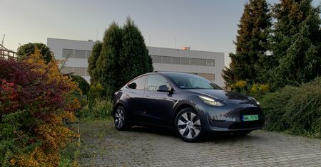 Pierwsza jazda: Tesla Model Y to brakujące ogniwo Muska. Skrzydła rozwija w podróży