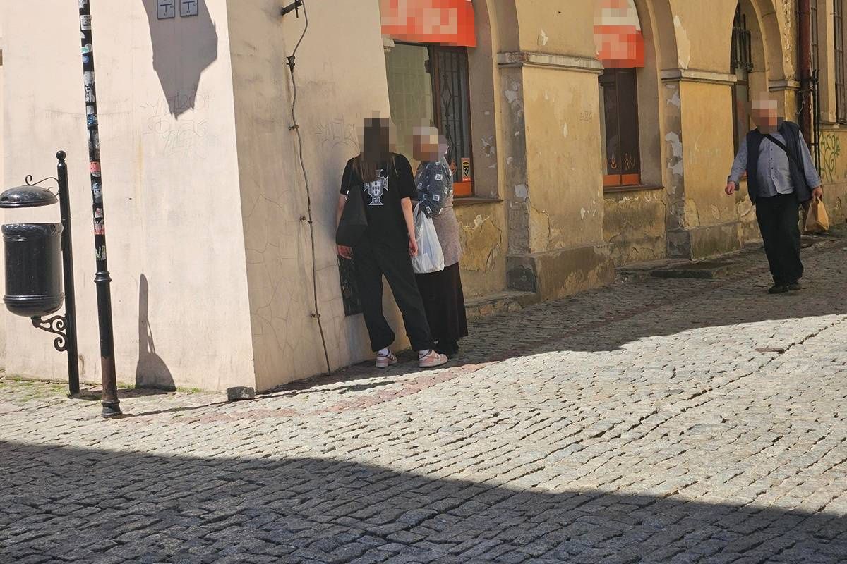 Kobieta naciąga osoby na wróżbę z kart