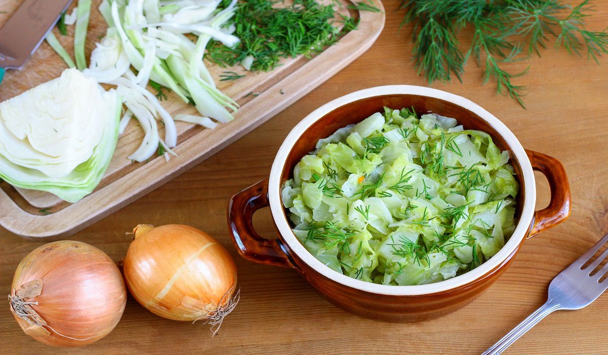 Ten przepis na młodą kapustę ma 160 lat i wciąż zachwyca. Fot. AdobeStock