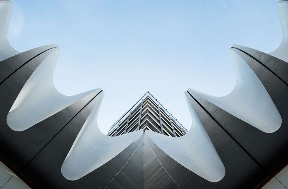 Ralph Pollack, berliński fotograf, zdominował kategorię „The Architect”. Swoim Fuji X-E1 wykonał zdjęcie Haus des Reisens w okolicy Alexanderplatz w stolicy Niemiec. Jak mówi sam autor: „Znalazłem to na zapleczu budynku”. Można powiedzieć, że zdecydowanie szczęście mu dopisało!