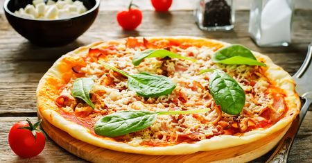 Średnia pizza z serem na cienkim cieście (Pizza Hut)